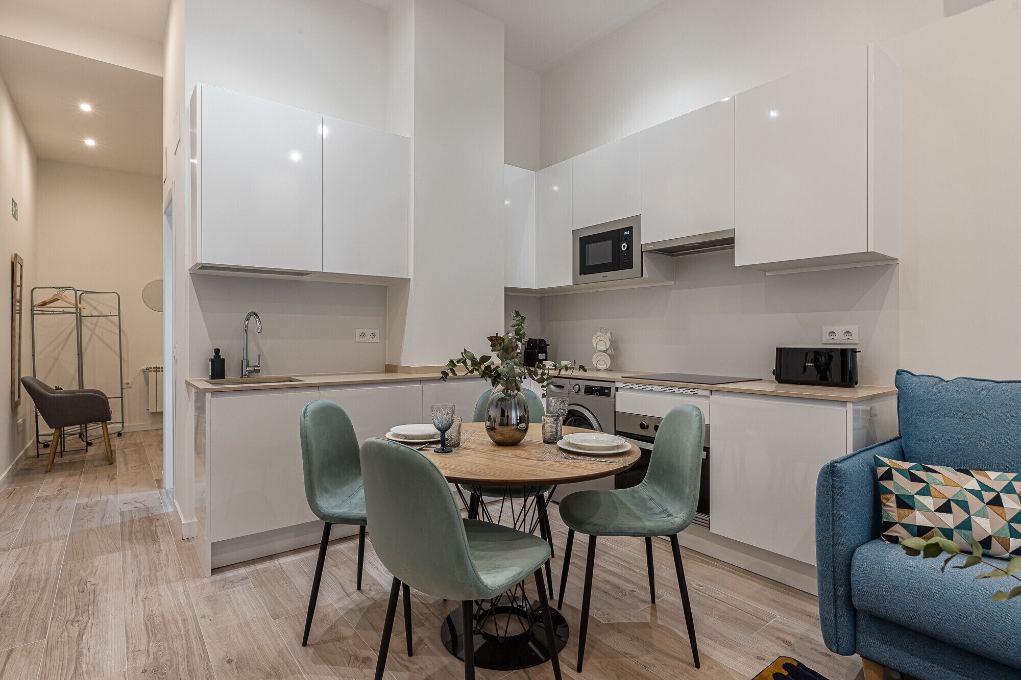 Frigorífico, microondas, horno y lavavajillas