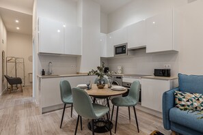 Kjøleskap, mikrobølgeovn, ovn og oppvaskmaskin