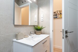 Een douche, een haardroger, handdoeken