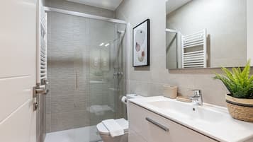 Chuveiro, secador de cabelo, toalhas de banho