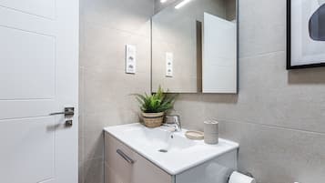 Ducha, secador de pelo y toallas