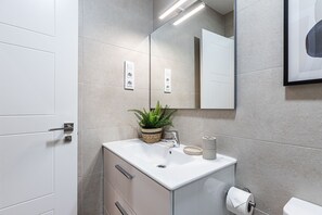 Hårføner og håndklær