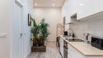 Frigorífico, microondas, horno y lavavajillas