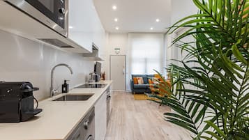 Frigorífico, microondas, horno y lavavajillas