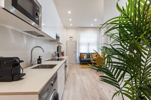 Kjøleskap, mikrobølgeovn, ovn og oppvaskmaskin