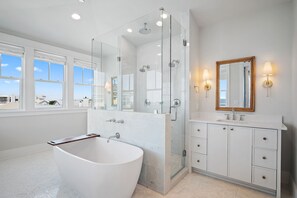 Ensemble douche/baignoire, sèche-cheveux, serviettes fournies