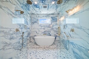 Ensemble baignoire-douche, séchoir à cheveux, serviettes fournies
