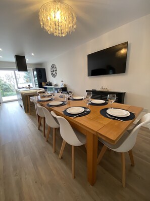 House | Dining - Willows Worthing 4 bed With ev Charger & sea Views (Worthing)