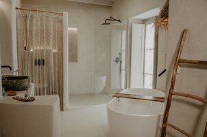 Habitación Deluxe doble | Baño | Bañera y ducha independientes y cabezal de ducha tipo lluvia
