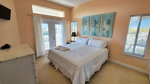 Ein Schlafzimmer mit Bett, Schreibtisch und Fenster.