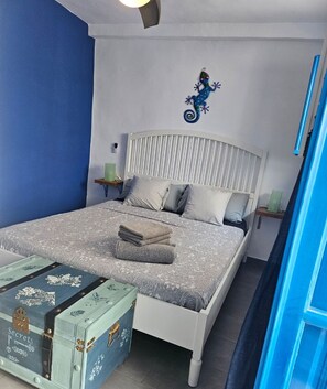 1 habitación, tabla de planchar con plancha, wifi gratis y ropa de cama