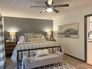 3 室のベッドルーム、デスク、アイロン / アイロン台、旅行用ベビーベッド