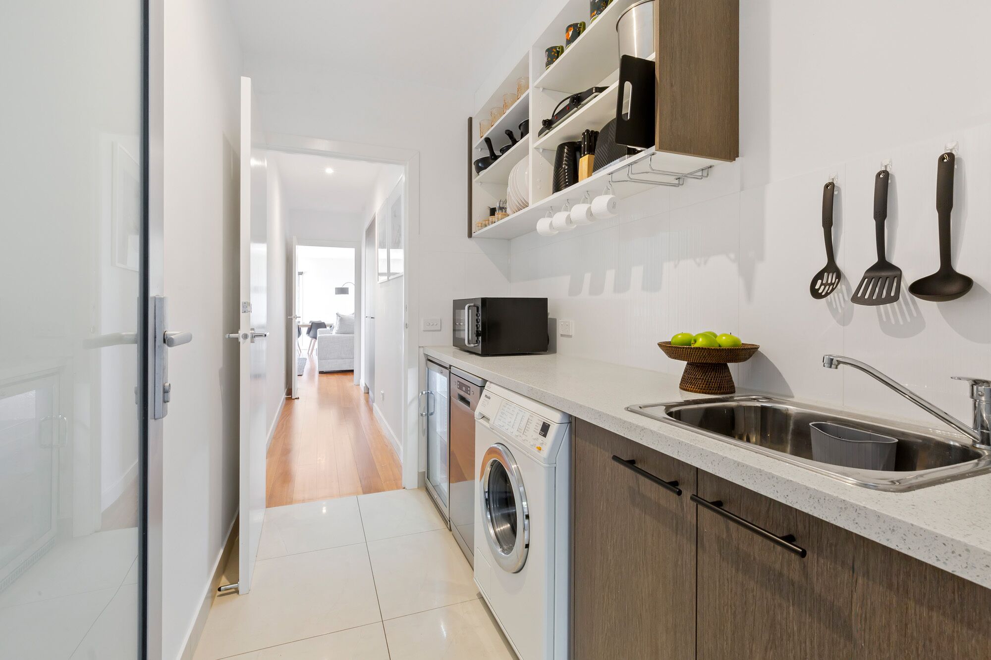 Køleskab, mikrobølgeovn, kaffe-/temaskine, brødrister