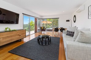 Smart TV - Moonah Link Views, Spa, Sunset, Linen, Wi-Fi, private and serene (Fingal)