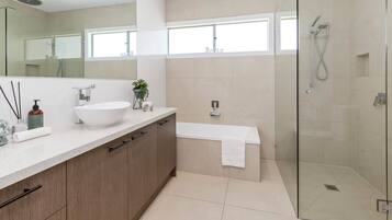 Bathtub, towels