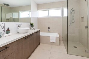 Bathtub, towels
