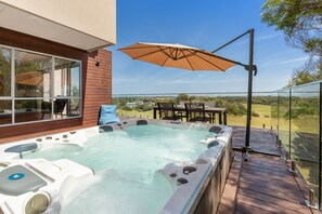 Outdoor dining - Moonah Link Views, Spa, Sunset, Linen, Wi-Fi, private and serene (Fingal)