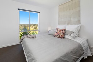 2 bedrooms, iron/ironing board, WiFi, bed sheets - Moonah Link Views, Spa, Sunset, Linen, Wi-Fi, private and serene (Fingal)