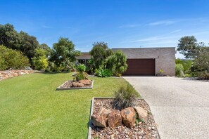 Property grounds - Moonah Link Views, Spa, Sunset, Linen, Wi-Fi, private and serene (Fingal)