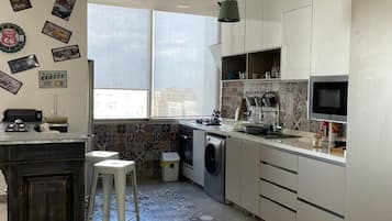 Apartamento | Cocina privada | Frigorífico, microondas, horno y placa de cocina