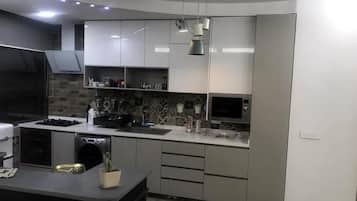 Apartamento | Cocina privada | Frigorífico, microondas, horno y placa de cocina