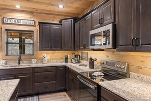 Cabin, 5 Bedrooms | Private kitchen