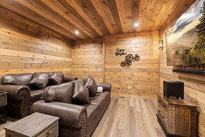 Cabaña, 5 habitaciones | Zona de estar | Smart TV de 65 pulgadas con canales por cable