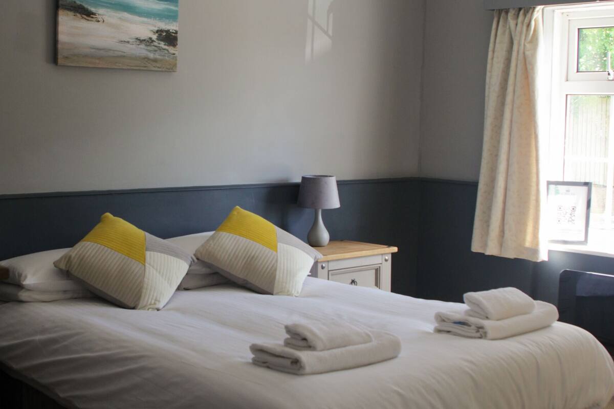 Deluxe Double Room | Iron/ironing board, free WiFi, bed sheets