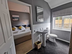 Deluxe Double Room | Bathroom | Hair dryer, towels