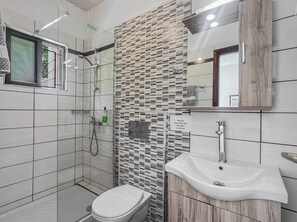 Shower, free toiletries, hair dryer, towels