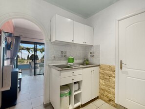 Réfrigérateur, micro-ondes, plaque de cuisson, cafetière/bouilloire