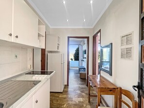 Kjøleskap, mikrobølgeovn, kokeplater og kaffetrakter/tekoker