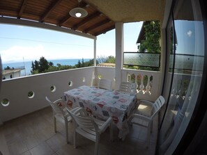 Outdoor dining - Andromaches Large Apartment 2 with Sea View, Wi-Fi and Air Conditioning (Corfu)