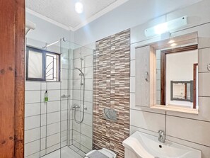 Shower, free toiletries, hair dryer, towels - Andromaches Large Apartment 2 with Sea View, Wi-Fi and Air Conditioning (Corfu)