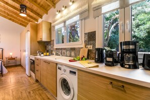 Kjøleskap, ovn, kokeplater og oppvaskmaskin