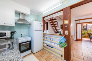 Een koelkast, een microgolfoven, een oven, een kookplaat