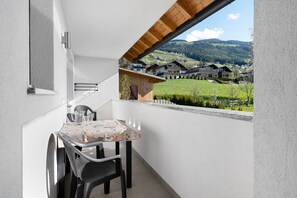 Outdoor dining - Holiday Apartment "Stiflerhof Apt Enzian" with Mountain View, Shared Garden & Wi-Fi (Falzes)