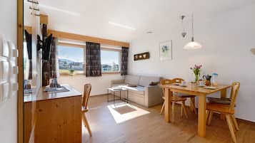 TV, tavolo da ping pong