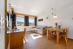 TV, ping pong - Holiday Apartment "Stiflerhof Apt Enzian" with Mountain View, Shared Garden & Wi-Fi (Falzes)