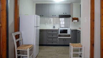 Een koelkast, een oven, een kookplaat, een koffiezetapparaat/waterkoker