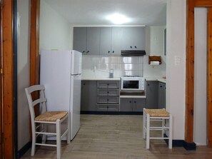 Kühlschrank, Ofen, Herdplatte, Wasserkocher mit Kaffee-/Teezubehör