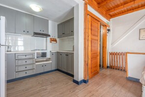Jääkaappi, uuni, liesi, kahvin-/teenkeitin