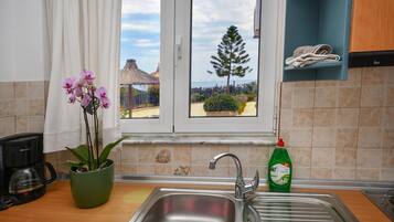 Een koelkast, een magnetron, een kookplaat