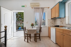 Refrigerador, microondas, parrilla de estufa y cafetera y tetera 