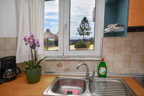 Frigorifero, microonde, piano cottura, macchina per tè/caffè