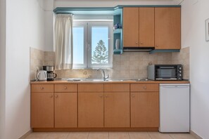Frigorífico, horno, placa de cocina y cafetera o tetera