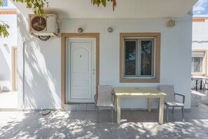 Outdoor dining - Holiday Apartment "Kallithea" with Sea View, 2 Shared Terraces & Wi-Fi (Crete)