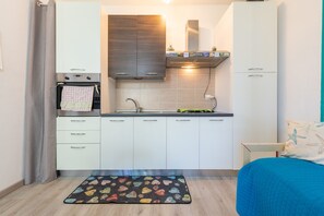 2 bedrooms, iron/ironing board, bed sheets