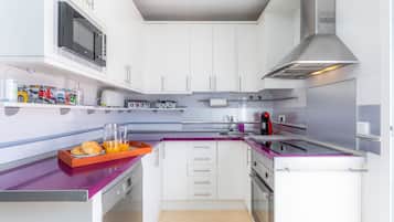 Kylskåp, mikrovågsugn, ugn och spishäll