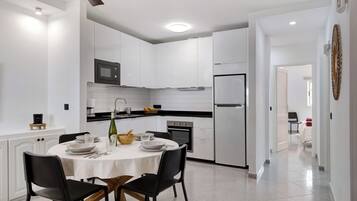 Een koelkast, een microgolfoven, een oven, een kookplaat